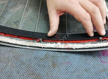 montazÌa vatrostalnog stakla sa popratnim materijalom.